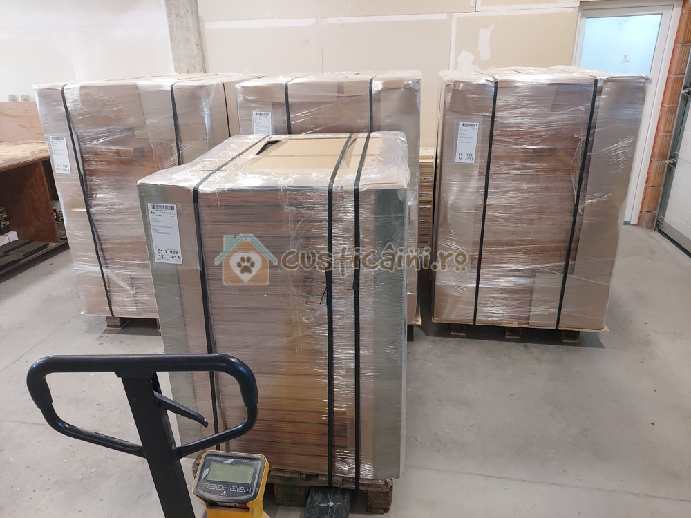 Custi caini pregatite pe pelat pentru expediere